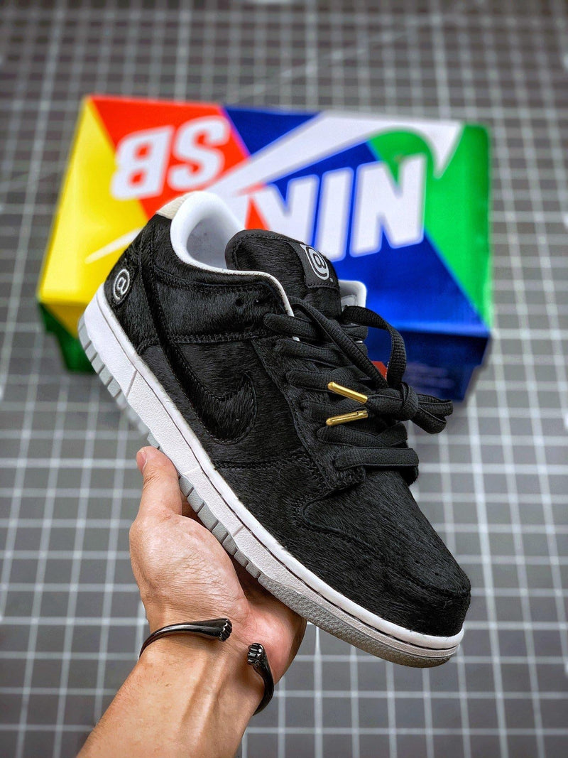 Tênis Nike SB Dunk Low x MEDICOM TOY "BE@RBRICK"