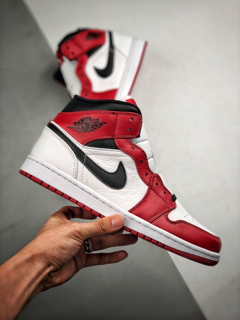 Tênis Nike Air Jordan 1 Mid "Chicago"