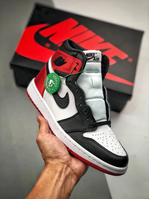 Tênis Nike Air Jordan 1 Retro High "Satin Black Toe"