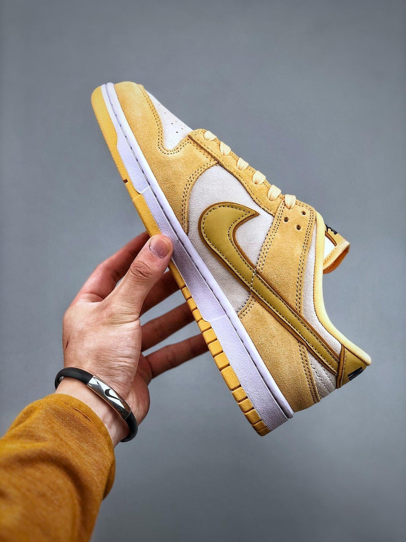 Tênis Nike SB Dunk Low "Gold Suede"