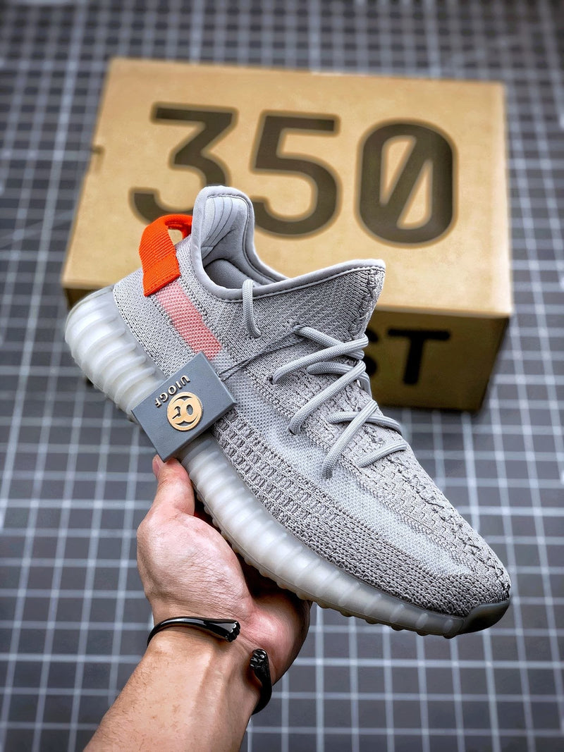 Tênis Adidas Yeezy Boost 350 V2 Tail Light