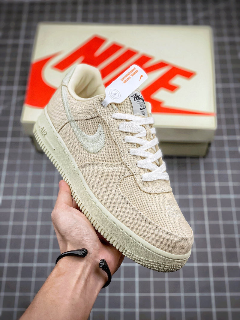 Tênis Nike Air Force 1 Low x Stussy