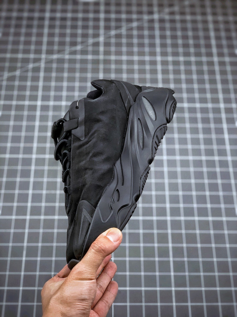 Tênis Adidas Yeezy Boost 700 MNVN