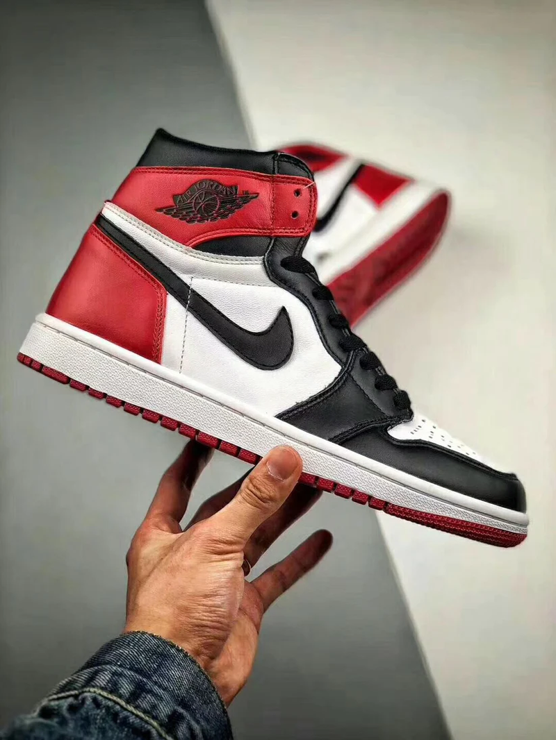 Tênis Nike Air Jordan 1 High Retro Black Toe