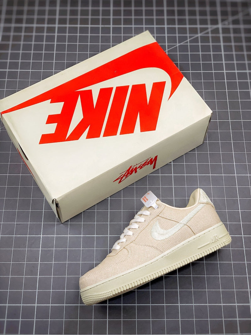 Tênis Nike Air Force 1 Low x Stussy