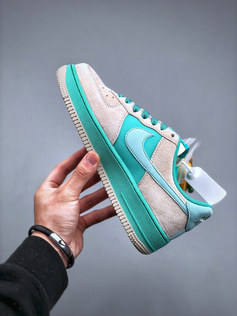 Tênis Tiffany & Co x Nike Air Force 1 Low 'Friends & Family'