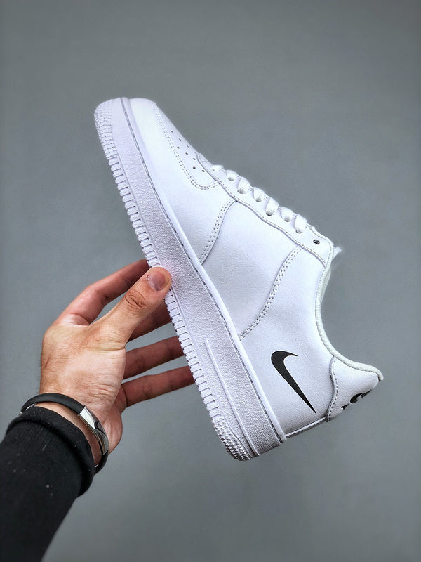 Tênis Nike Air Force 1 Low Swoosh