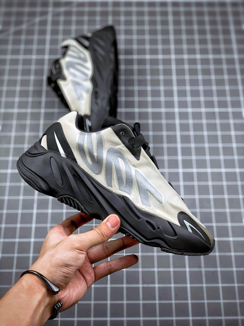 Tênis Adidas Yeezy Boost 700 MNVN