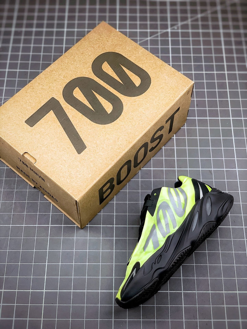 Tênis Adidas Yeezy Boost 700 MNVN