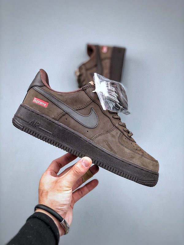 Tênis Nike Air Force 1 Low Supreme Baroque Brown