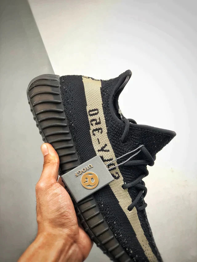 Tênis Adidas Yeezy 350 Boost V2 Oreo