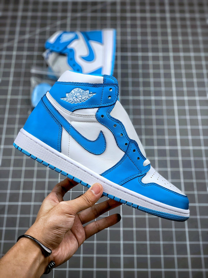 Tênis Nike Air Jordan 1 High UNC