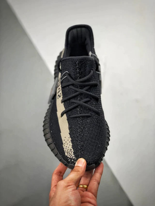 Tênis Adidas Yeezy 350 Boost V2 Oreo