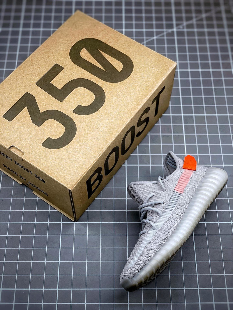 Tênis Adidas Yeezy Boost 350 V2 Tail Light