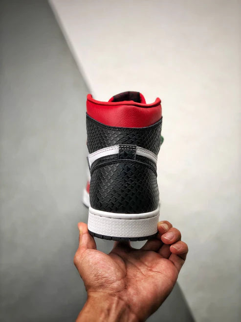 Tênis Nike Air Jordan 1 Retro High "Satin Red"