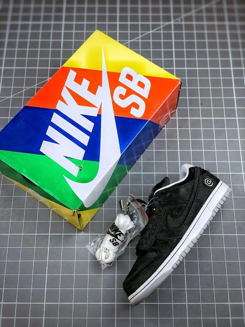 Tênis Nike SB Dunk Low x MEDICOM TOY "BE@RBRICK"