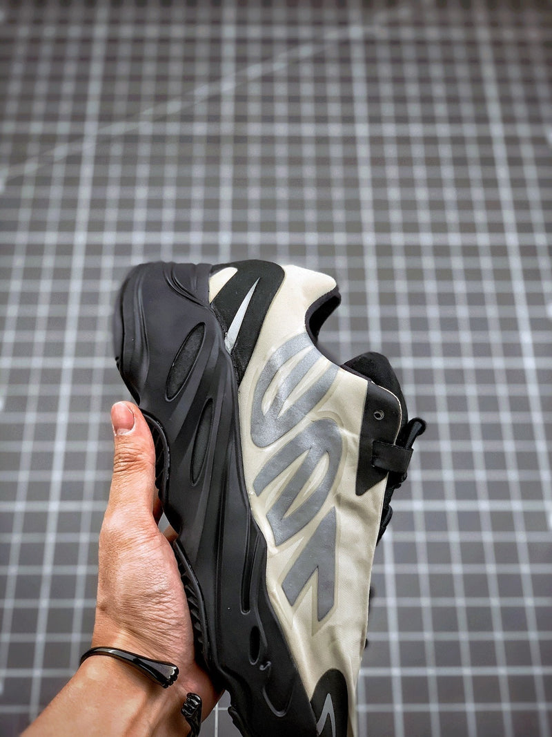 Tênis Adidas Yeezy Boost 700 MNVN