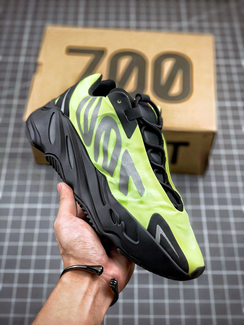 Tênis Adidas Yeezy Boost 700 MNVN