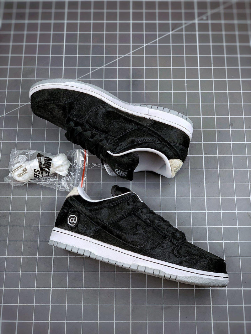 Tênis Nike SB Dunk Low x MEDICOM TOY "BE@RBRICK"