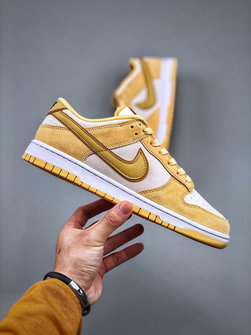 Tênis Nike SB Dunk Low "Gold Suede"