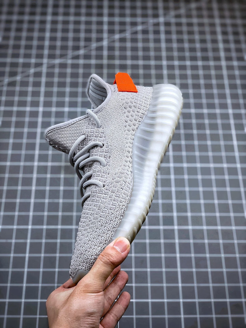 Tênis Adidas Yeezy Boost 350 V2 Tail Light