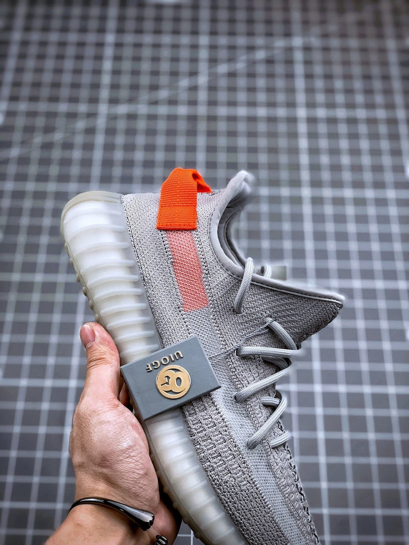 Tênis Adidas Yeezy Boost 350 V2 Tail Light