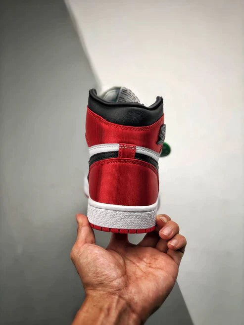 Tênis Nike Air Jordan 1 Retro High "Satin Black Toe"