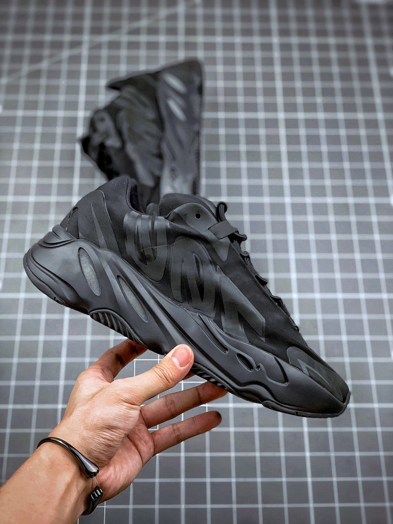 Tênis Adidas Yeezy Boost 700 MNVN