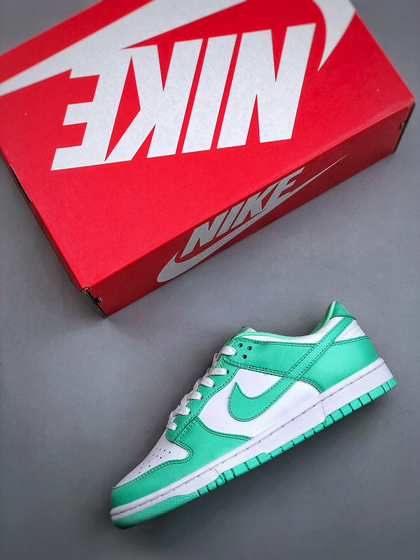 Tênis Nike SB Dunk Low "Barely Green"