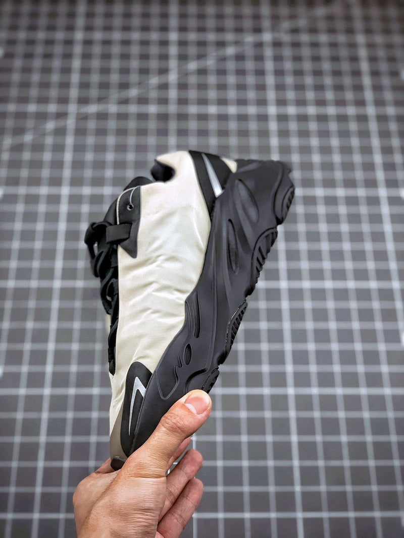 Tênis Adidas Yeezy Boost 700 MNVN