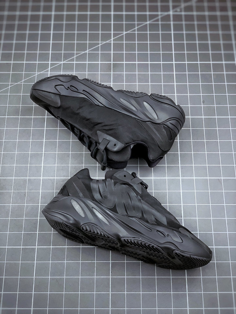 Tênis Adidas Yeezy Boost 700 MNVN