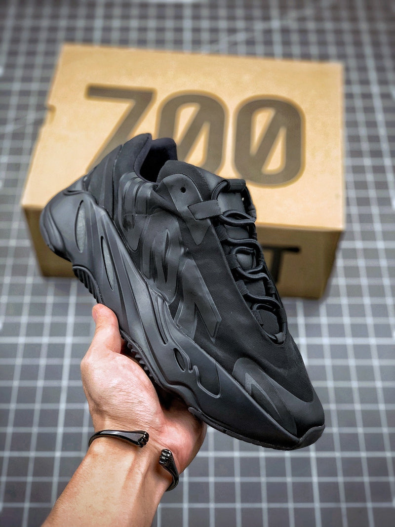 Tênis Adidas Yeezy Boost 700 MNVN