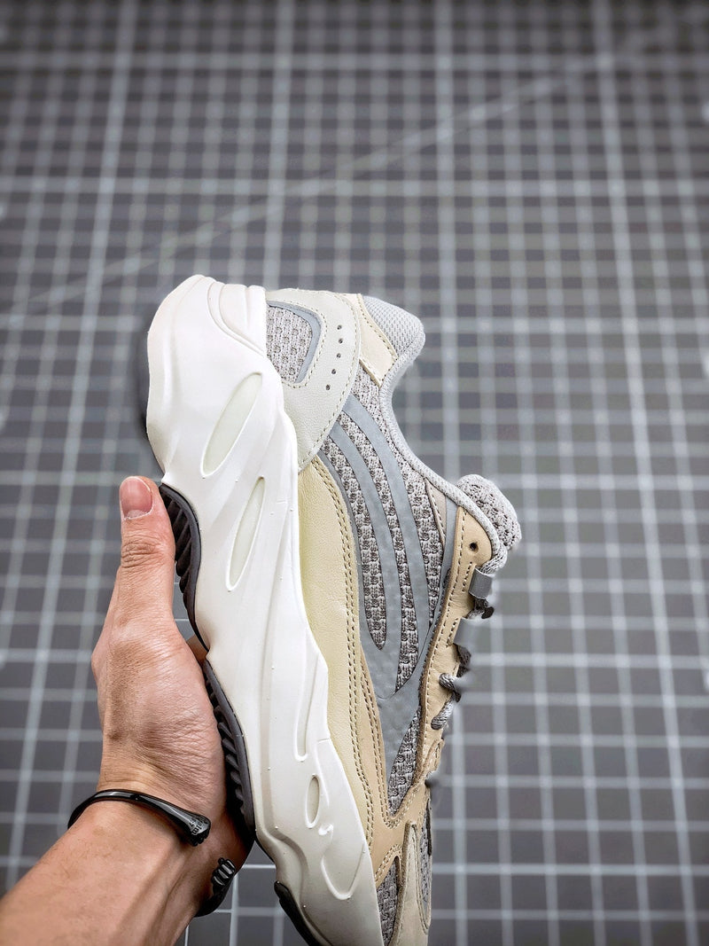 Tênis Adidas Yeezy Boost 700 V2 Cream