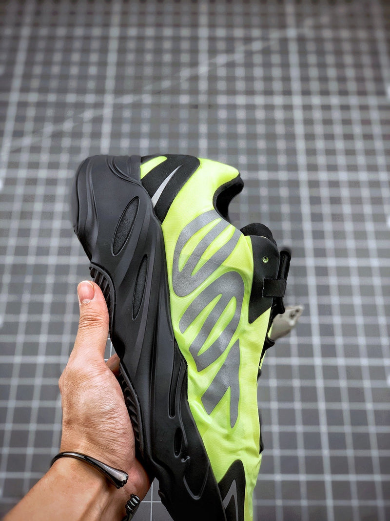 Tênis Adidas Yeezy Boost 700 MNVN