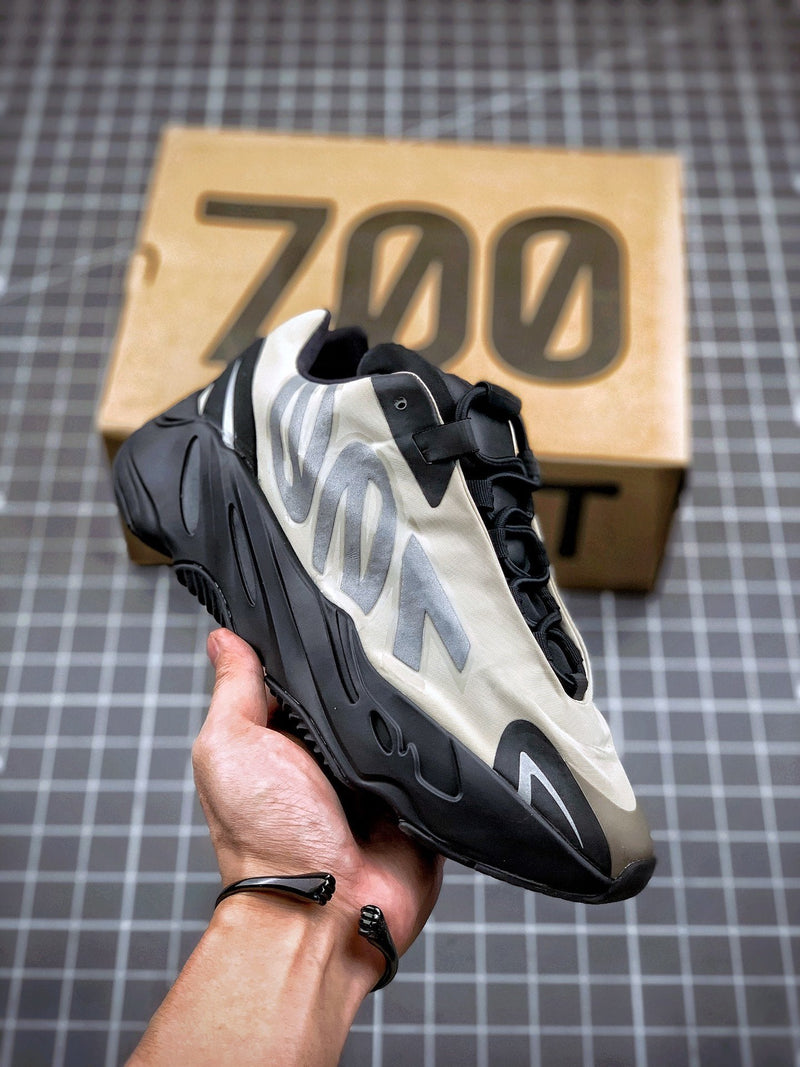 Tênis Adidas Yeezy Boost 700 MNVN