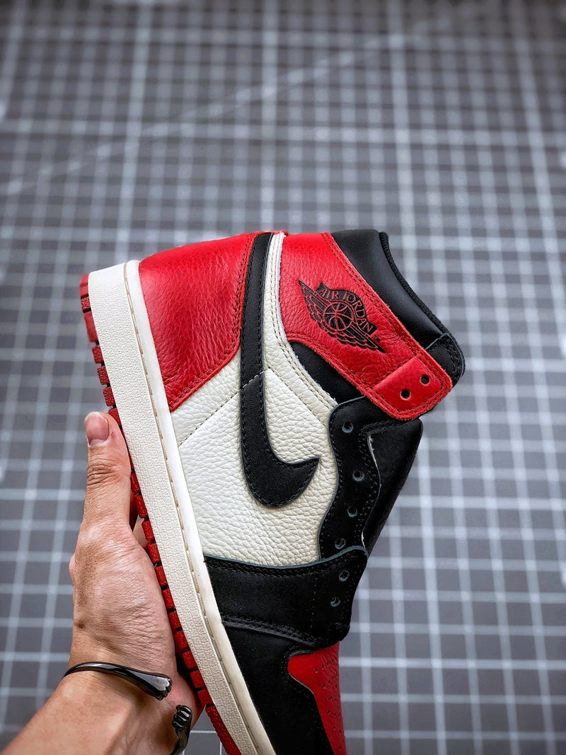 Tênis Nike Air Jordan 1 High Retro 'Bred Toe'