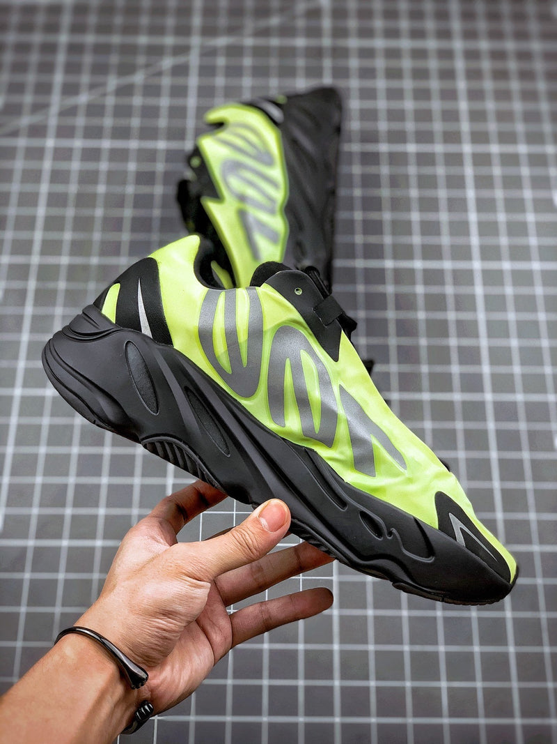 Tênis Adidas Yeezy Boost 700 MNVN