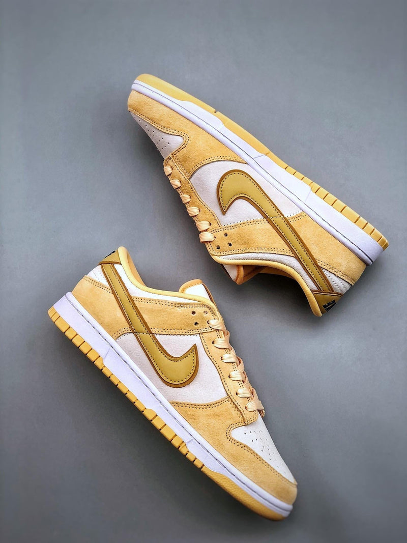 Tênis Nike SB Dunk Low "Gold Suede"