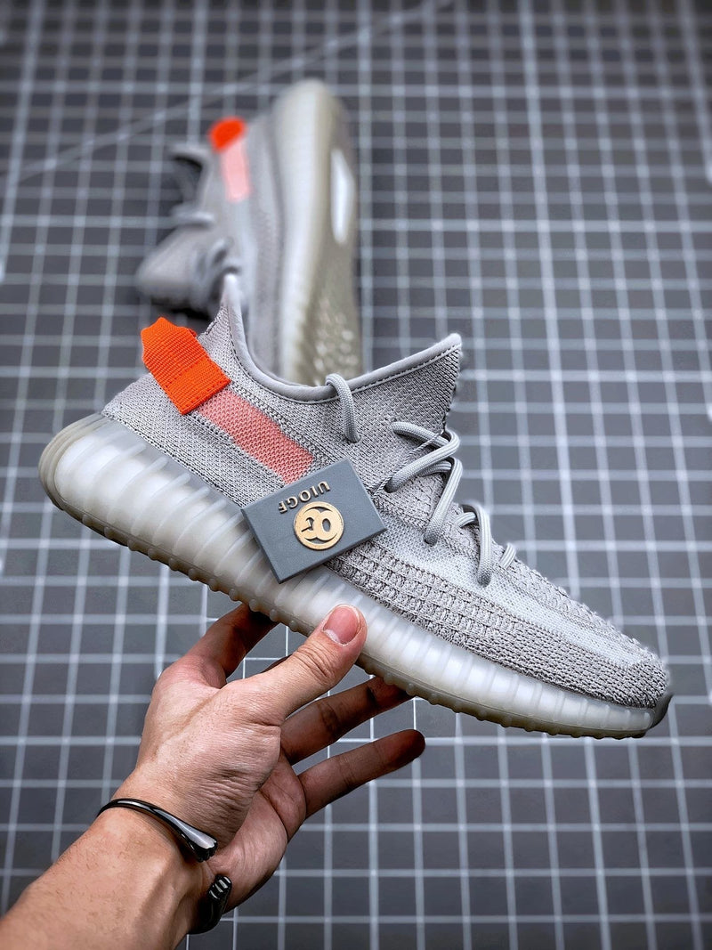 Tênis Adidas Yeezy Boost 350 V2 Tail Light