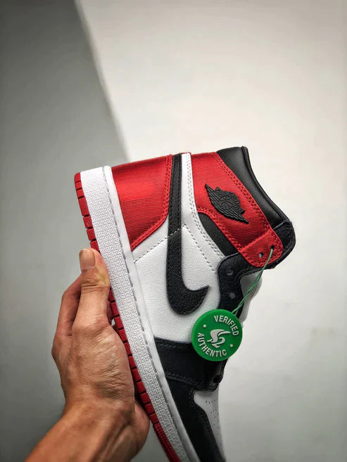 Tênis Nike Air Jordan 1 Retro High "Satin Black Toe"