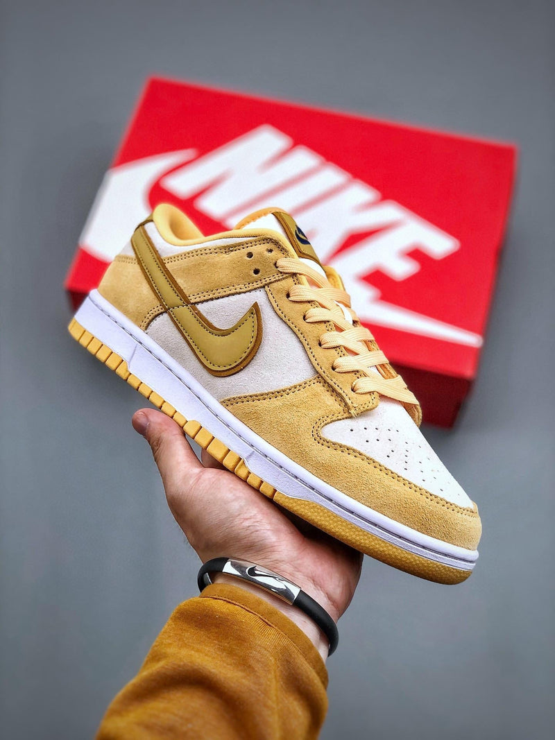 Tênis Nike SB Dunk Low "Gold Suede"