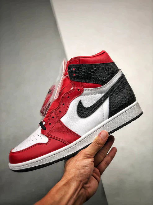 Tênis Nike Air Jordan 1 Retro High "Satin Red"